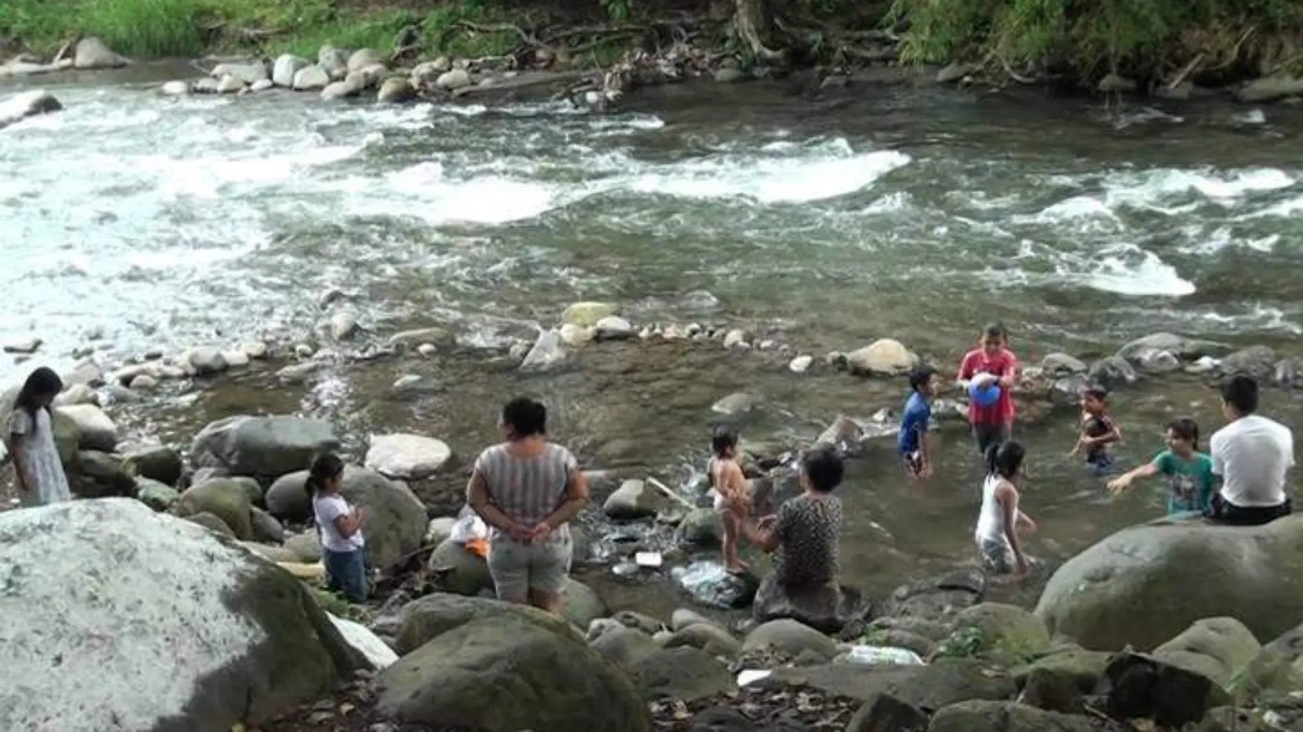 familia en el río